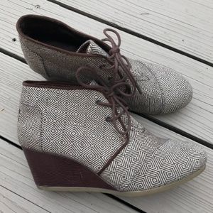 Toms geometric wedge bootie